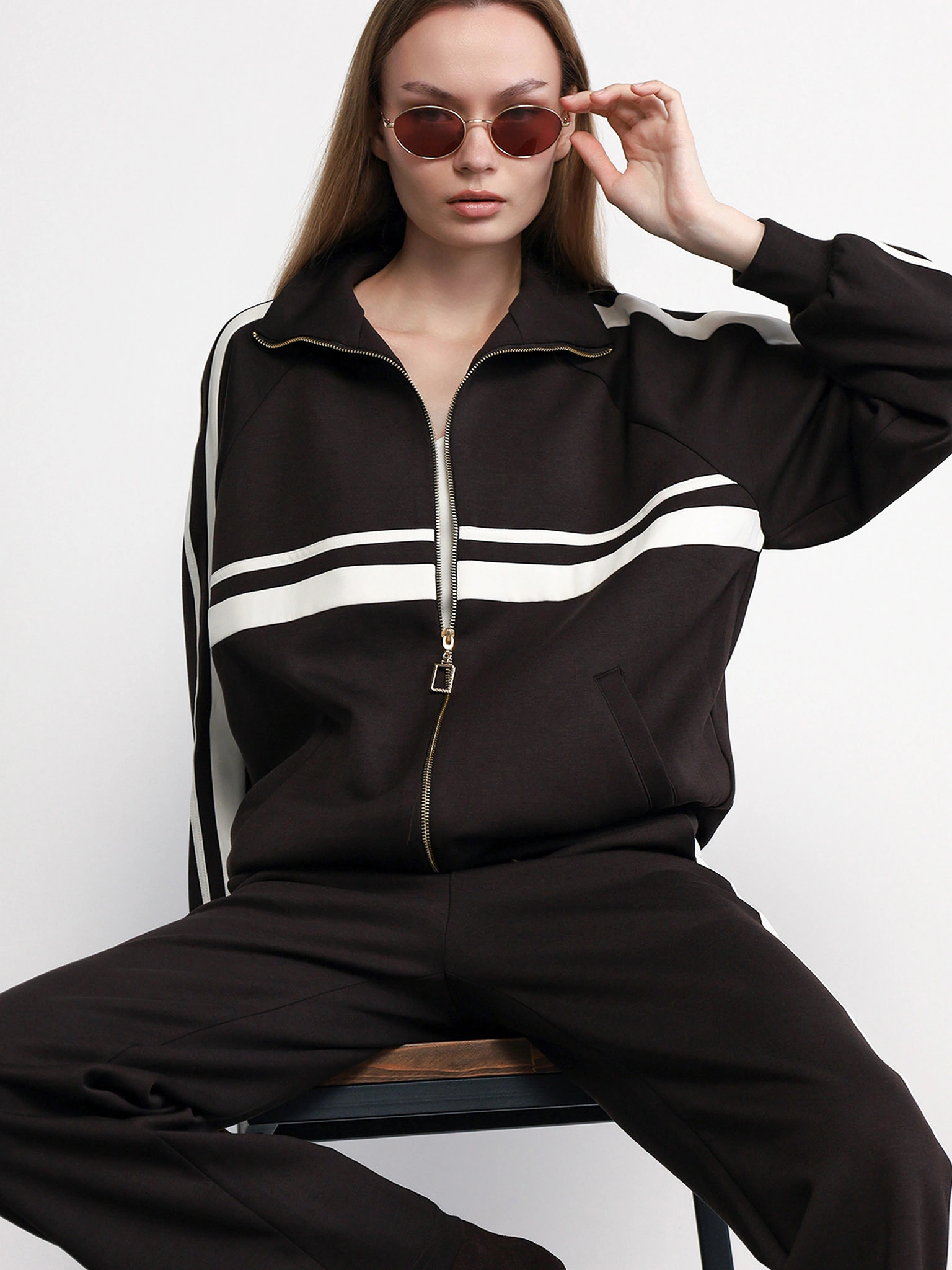 Куртка трикотажная темно-коричневого цвета прямого кроя